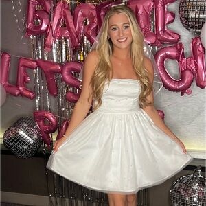 Elegant White Strapless Dress